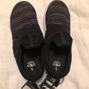 NWT. Youth Girls Tennis Shoes